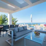 Bellevue With Private Pool 빌라 *