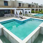 Bellevue With Private Pool 빌라 하니오티