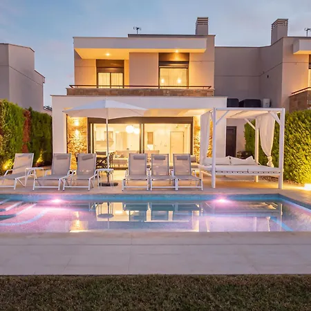 Bellevue With Private Pool 빌라