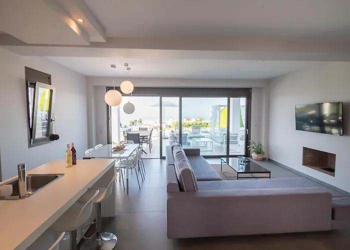 Bellevue With Private Pool