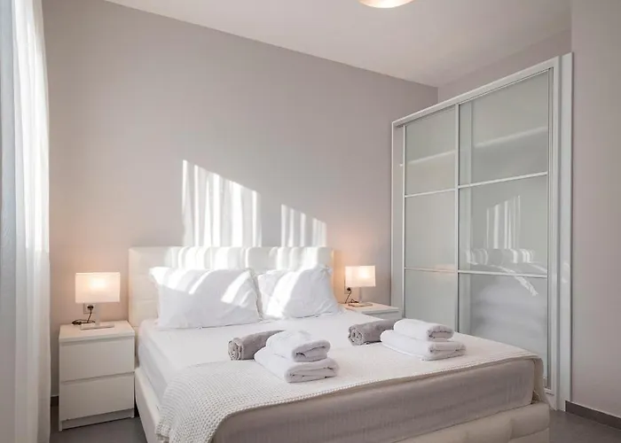 Bellevue With Private Pool