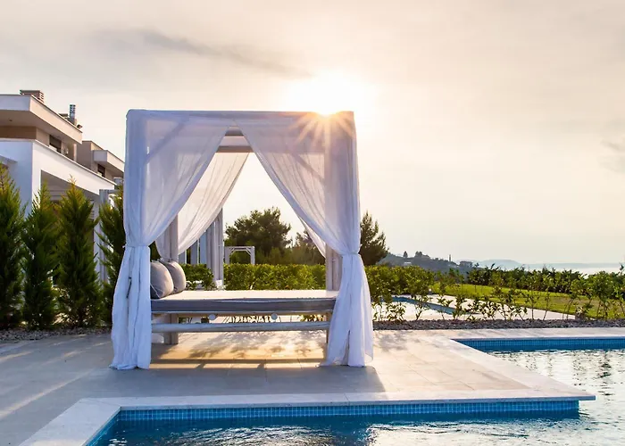 Bellevue With Private Pool *