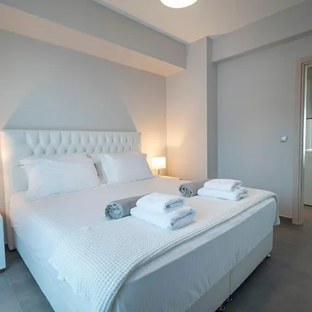 Bellevue With Private Pool