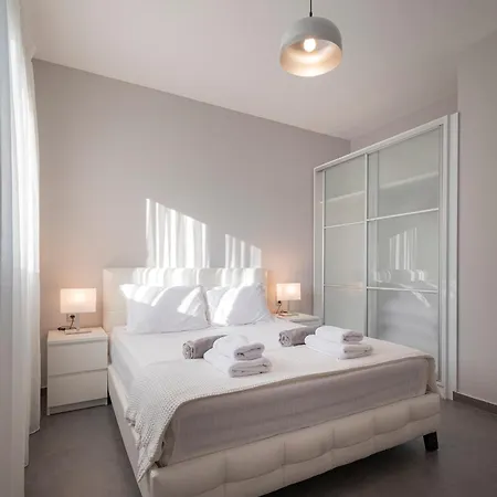 Bellevue With Private Pool